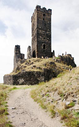 čtvrecová věž Hazmburka, zdi, cesta
