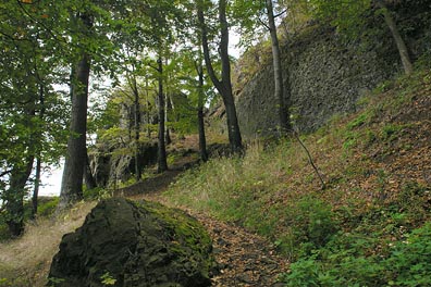 skály pod vrcholem Ralska