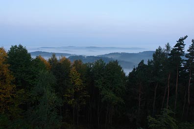 pohled z Neštětické hory na S, mlha