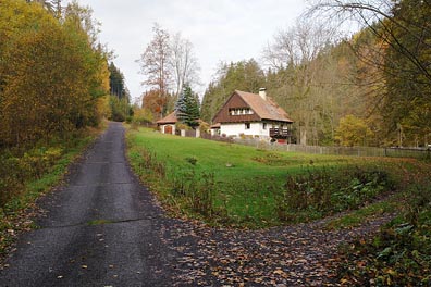 cesta, dům u Pískovského mlýna