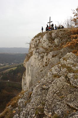 lidi na vyhlídce nad Svatým Janem pod skalou