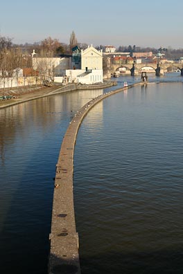 zatočená zídka