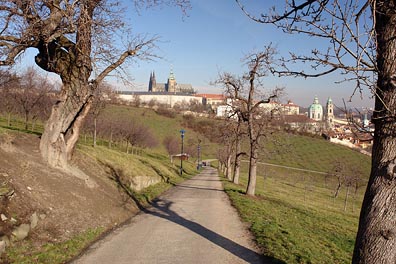 pohled na Pražský hrad, kostel sv. Mikuláše z Petřína