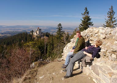 Pustý hrádek, turisti, pohled na Kašperk a okolí