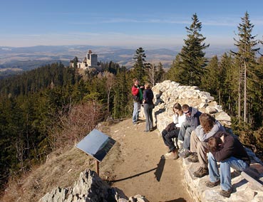 Pustý hrádek, turisti, pohled na Kašperk a okolí