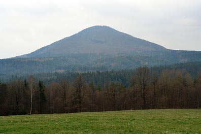 pohled na Růžový vrch od Vysoké Lípy