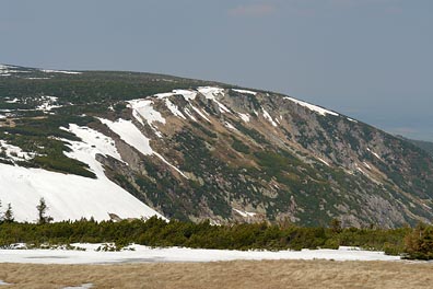 zbytky sněhu nad jezerem Ml. Staw