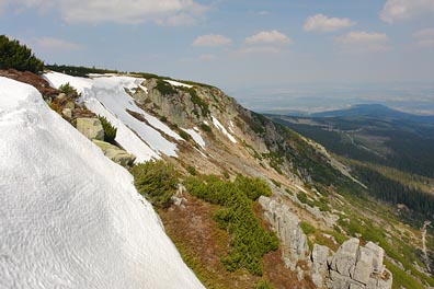 zbytky sněhu, skála