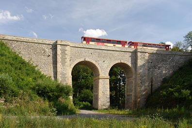 železniční viadukt u Nového Mlýna, vlak