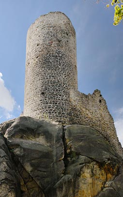 věž hradu Frýdštejn, skála