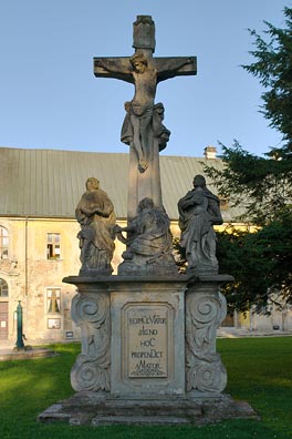 sochy v klášteru v Klášteru