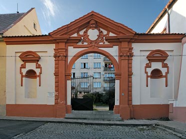 brána bývalého zámku ve Žluticích