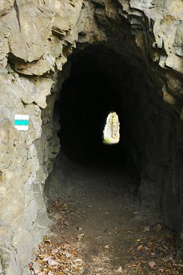 tunel na turistické cestě u v. n. Štěchovice