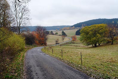 klikatá silnice, krajina u Bezděkova