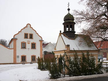 kaplička, dům v Nezabylicích - Hořenci