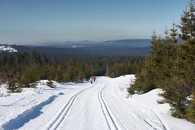 cesta na svahu Černé hory, pohled na SZ