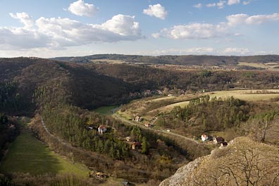 pohled ze skály nad Sv Janem pod Skalou na SSZ