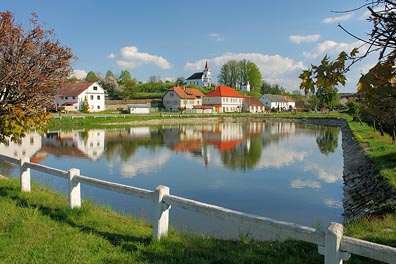 rybník, domy v Milešově