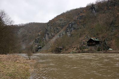 Sázava, skály nad Pikovicema