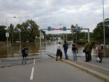 pohled na Rohanské nábřeží z ulice Ke Štvanici při povodni