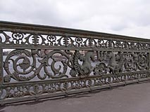 zdobené zábradlí na mostě