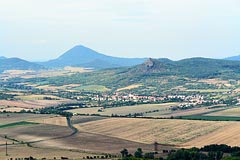 pohled z Hazmburka na Milešovku, Třebenice