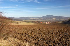 pohled od Liščína na Kalich, Myštice, Sedlo