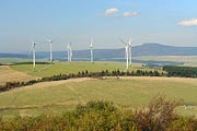 pohled z Mědníku na vetrné elektrárny, Jelení horu