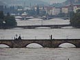 pohled na mosty na Vltavě z Letenské pláně při povodni