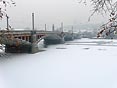 zamrzlá Vltava Mánesův most