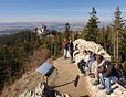 Pustý hrádek, turisti, pohled na Kašperk a okolí