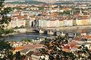pohled na Jiráskův most, jez z Petřína